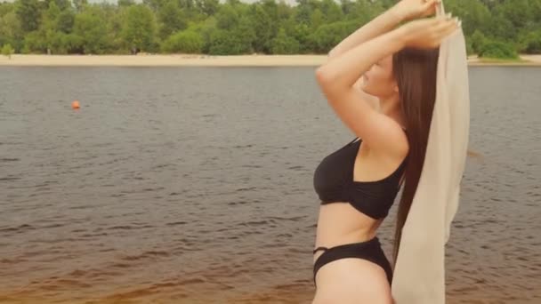 Side View Portrait Young Brunette Girl Long Hair Beach Water — Vídeo de Stock