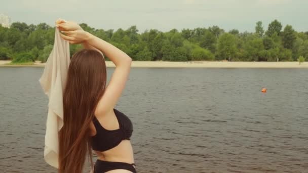Siyah Mayo Giymiş Genç Bir Kadın Nehrin Yanındaki Sahilde Dururken — Stok video