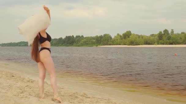 Une Jeune Sportive Maillot Bain Noir Promène Long Plage Près — Video