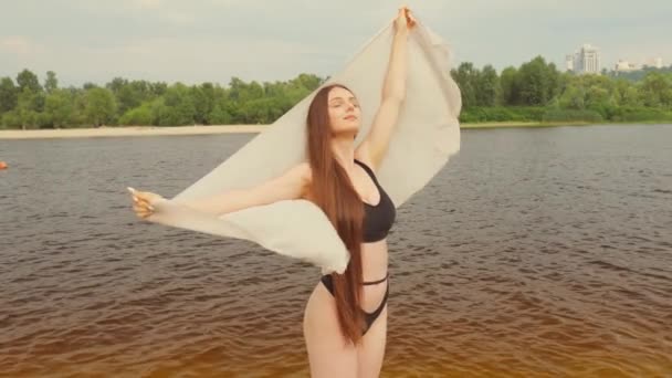 Young Brunette Girl Black Swimsuit Walks Beach Water Girl Holding — 비디오