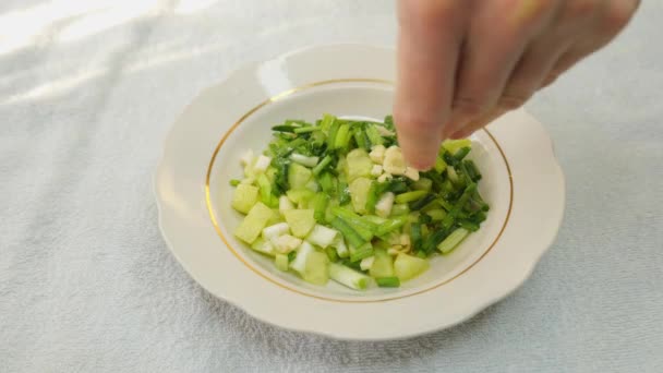 绿色洋葱沙拉的顶部视图 一只手用叉子搅拌桌上的绿色沙拉 慢动作 — 图库视频影像