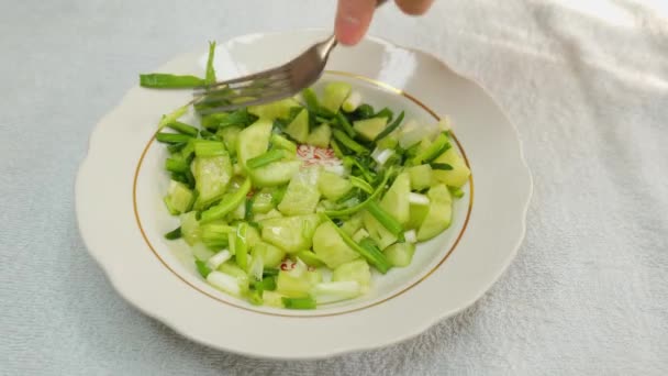 Tabaktaki Yeşil Salatanın Üst Görüntüsü Bir Adamın Eli Salata Ile — Stok video