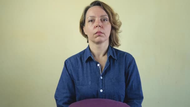 Portrét Dospělé Čtyřicetileté Ženy Modré Džínové Košili Purpurovým Polštářem Opřeným — Stock video