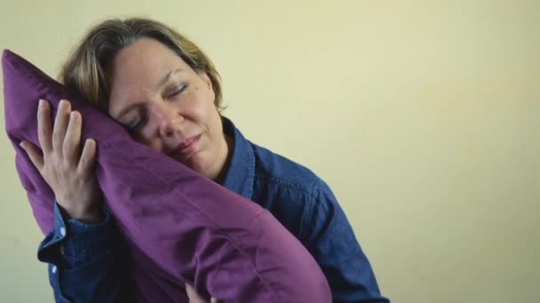 Potret Seorang Wanita Berusia Empat Puluh Tahun Dalam Kemeja Biru — Stok Video