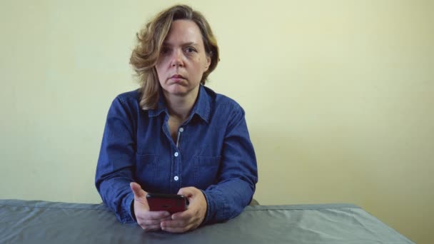 Retrato Uma Mulher Quarenta Anos Uma Camisa Uma Mesa Cinza — Vídeo de Stock