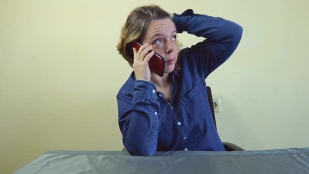 Una Quarantenne Adulta Con Una Camicia Blu Seduta Tavolo Parlare — Video Stock