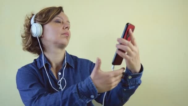 Una Quarantenne Adulta Con Una Camicia Jeans Blu Grandi Cuffie — Video Stock