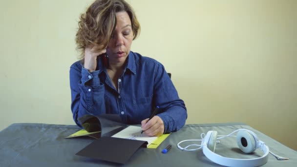 Una Mujer Cuarenta Años Con Camisa Mezclilla Está Sentada Una — Vídeos de Stock