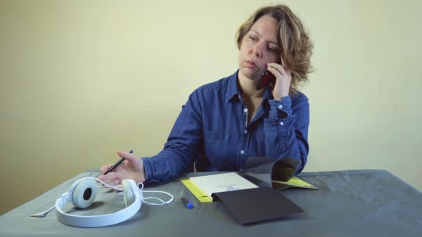 Una Donna Adulta Con Una Camicia Blu Sta Parlando Tavolo — Video Stock