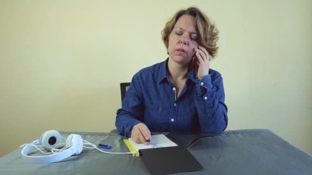Šedého Stolu Sedí Dospělá Čtyřicetiletá Blondýna Modré Košili Žena Napíše — Stock video