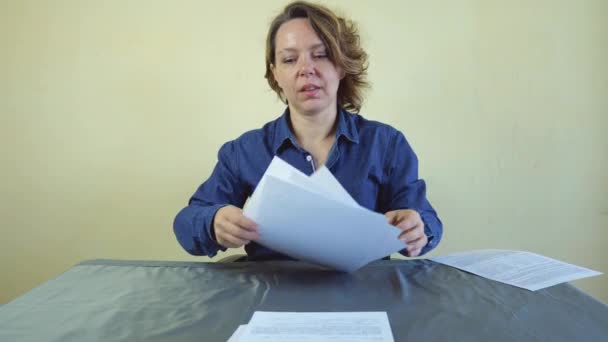 Eine Vierzigjährige Frau Jeanshemd Sitzt Einem Tisch Und Arbeitet Mit — Stockvideo
