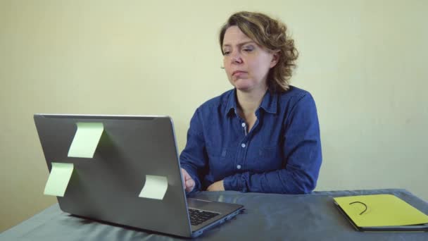 Una Mujer Cuarenta Años Con Camisa Azul Trabaja Portátil Mujer — Vídeos de Stock