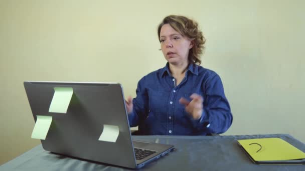 Сорокарічна Жінка Синій Сорочці Закриває Кришку Ноутбука Сидячи Столом Дорослий — стокове відео
