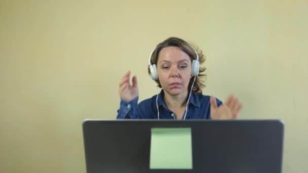 Piękna Czterdziestoletnia Blondynka Białych Dużych Słuchawkach Rozmawia Przez Internet Laptopie — Wideo stockowe