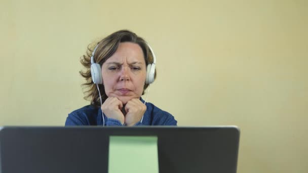Dospělá Čtyřicetiletá Žena Komunikuje Online Přes Notebook Virtuální Zábavná Komunikace — Stock video