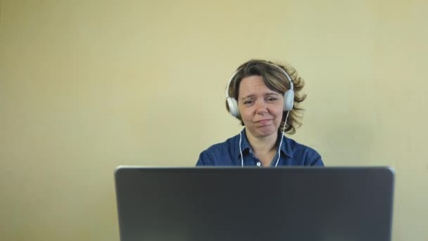 Widok Przez Laptopa Portrecie Czterdziestoletniej Kobiety Białych Dużych Słuchawkach Dorosła — Wideo stockowe