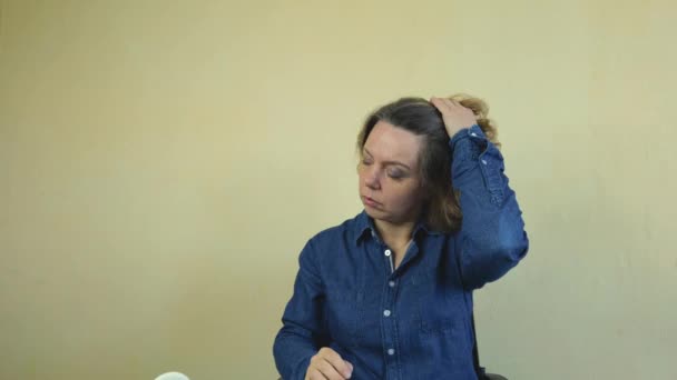 Portrét Čtyřicetileté Ženy Džínové Košili Světlém Pozadí Zpomalený Portrét — Stock video