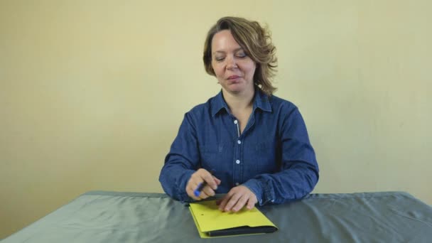 Čtyřicetiletá Krásná Žena Džínové Košili Sedící Stolu Vede Online Lekci — Stock video