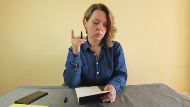 Čtyřicetiletá Žena Džínové Košili Sedí Stolu Něco Píše Deníku Portrét — Stock video