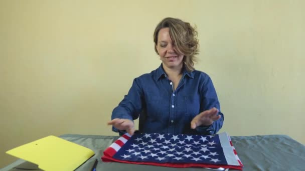 Veselá Žena Modré Košili Vyvěsí Americkou Vlajku Šedý Stůl Žena — Stock video