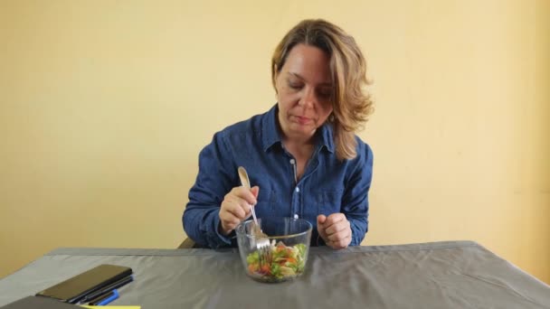 Una Quarantenne Adulta Con Una Camicia Blu Mangia Insalata Verdure — Video Stock