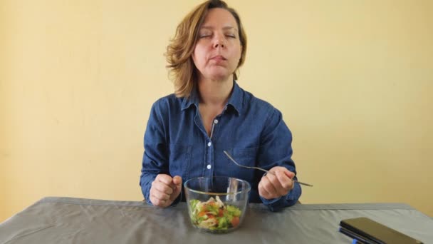 Uma Mulher Adulta Casa Dos Está Sentada Mesa Comer Uma — Vídeo de Stock