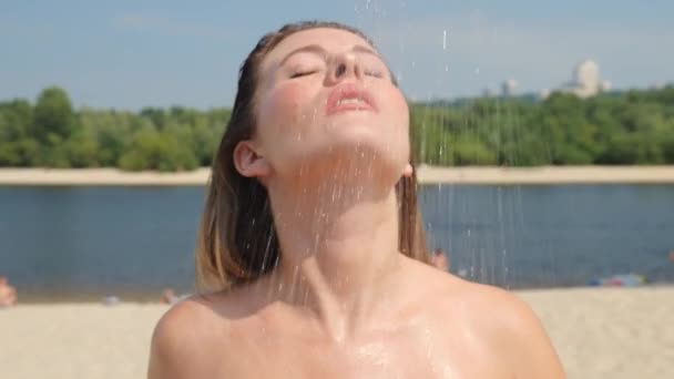 Genç Bir Kadın Nehrin Kıyısındaki Sahilde Kendini Yıkadı Islak Bir — Stok video
