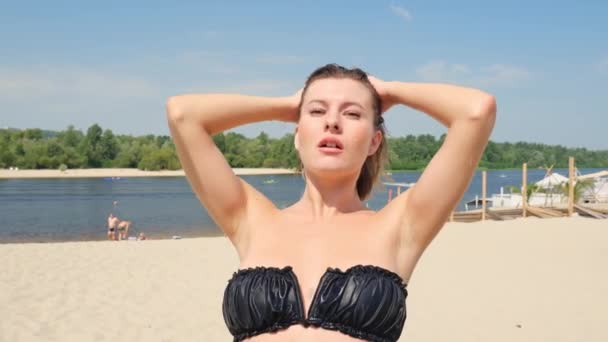 수영복을 해변에서 샤워를 있습니다 슬로우 아름다운 여름에 — 비디오