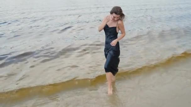 Una Giovane Donna Bagnata Abito Nero Trova Nell Acqua Vicino — Video Stock