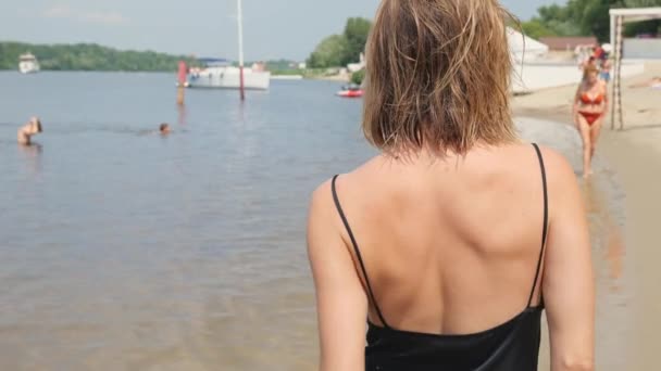 Rückansicht Einer Jungen Frau Schwarzem Kleid Geht Strand Der Nähe — Stockvideo