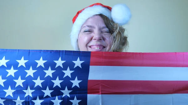 Una Mujer Unos Cuarenta Años Sosteniendo Una Bandera Estados Unidos — Foto de Stock