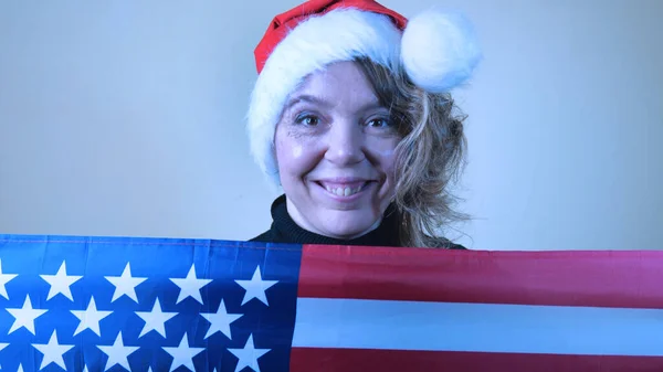 Vea Través Bandera Estados Unidos Retrato Una Alegre Mujer Cuarenta — Foto de Stock