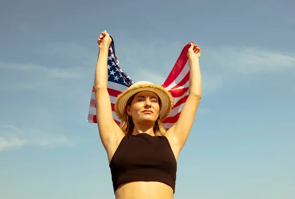 Vista Inferior Una Mujer Joven Con Sombrero Bandera Estados Unidos — Foto de Stock