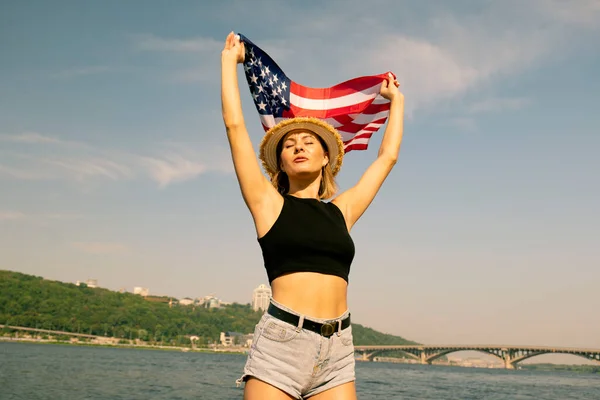 Vista Inferior Una Joven Con Sombrero Con Bandera Estados Unidos — Foto de Stock