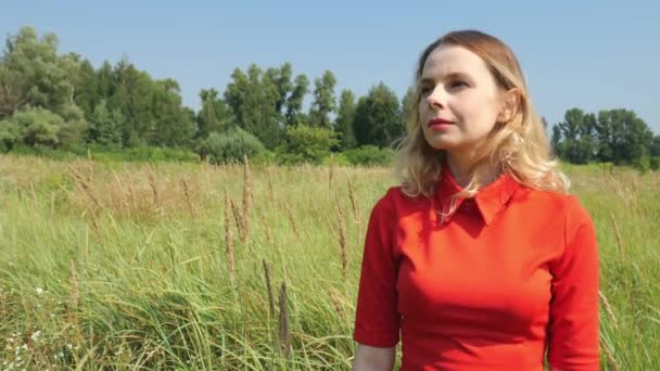Portret Czterdziestoletniej Kobiety Czerwonej Sukience Boisku Kobieta Chodzi Naturze Zwolniony — Wideo stockowe