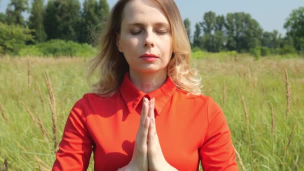 Kırk Yaşında Kırmızı Elbiseli Sarışın Bir Kadın Tarlada Dikilirken Meditasyon — Stok video