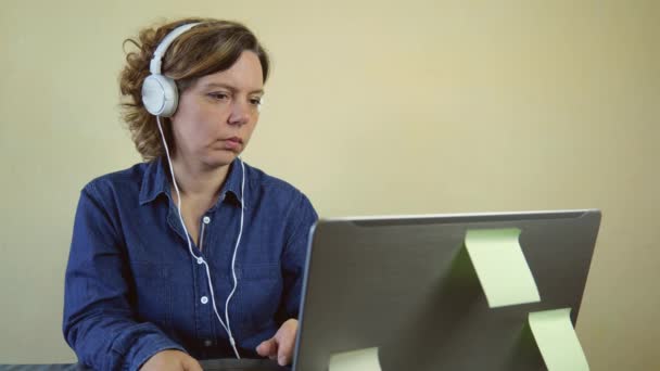 Freelancer Mulher Adulta Sentado Mesa Trabalhando Laptop Retrato Mulher Freelancer — Vídeo de Stock