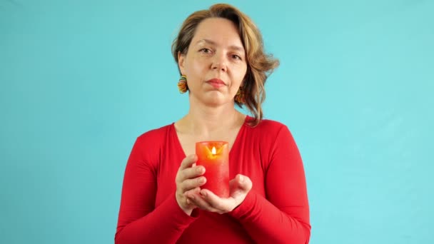 Retrato Uma Mulher Quarenta Anos Idade Uma Camisola Vermelha Segura — Vídeo de Stock