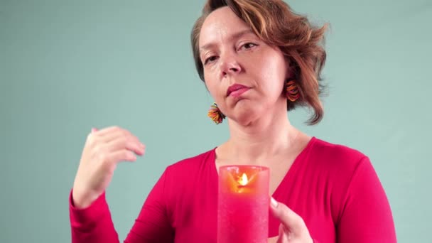 Čtyřicetiletá Žena Růžových Šatech Drží Svíčku Ruce Šedém Pozadí Magie — Stock video