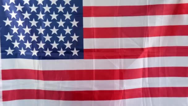 Vrolijke Jarige Vrouw Met Een Rode Nieuwjaarshoed Met Amerikaanse Vlag — Stockvideo