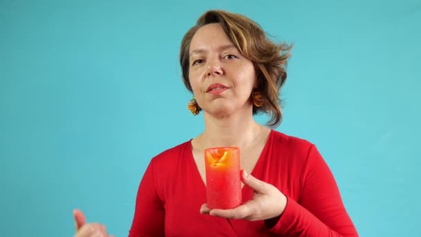 Retrato Uma Mulher Adulta Com Uma Camisola Vermelha Segurando Uma — Vídeo de Stock