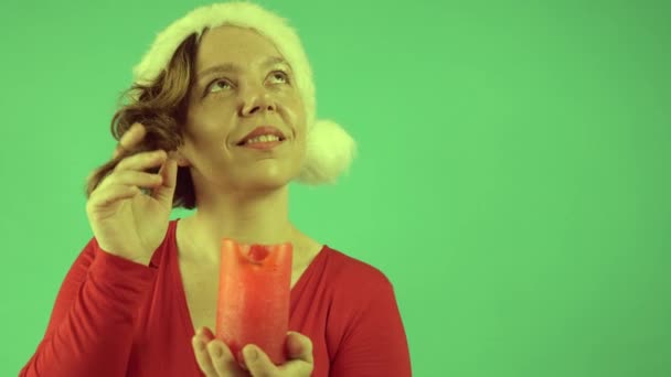 Eine Schöne Gut Gelaunte Vierzigjährige Frau Mit Neujahrsmütze Und Roter — Stockvideo