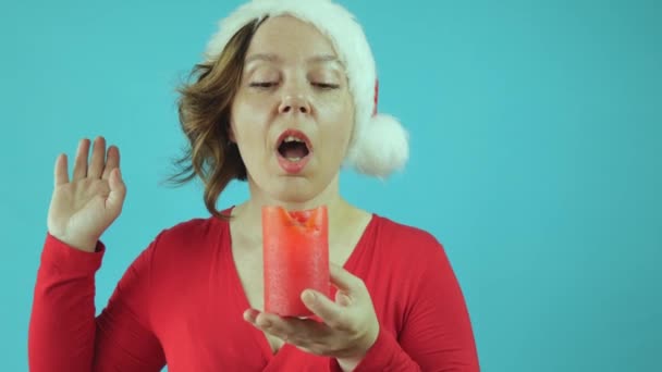 Eine Gut Gelaunte Frau Roter Jacke Und Neujahrsmütze Bläst Auf — Stockvideo