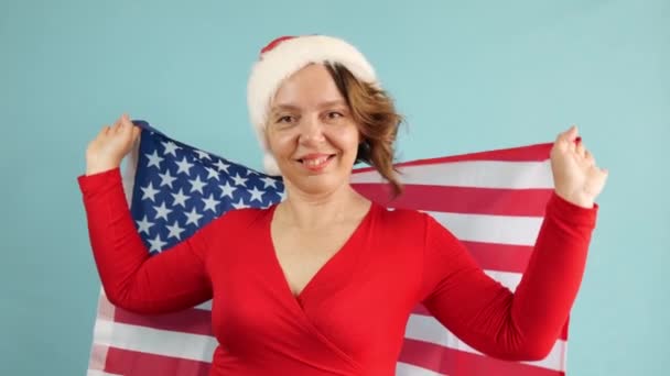 Yeni Yıl Şapkalı Amerikalı Bir Kadın Amerikan Bayrağı Taşıyor Gri — Stok video