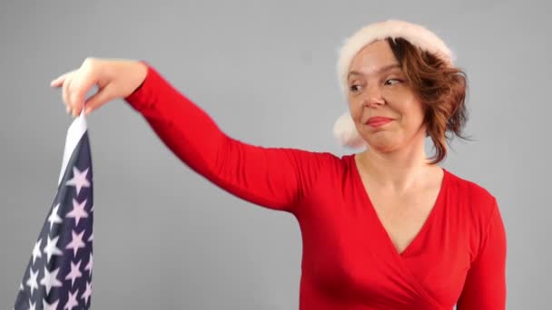 Una Donna Con Maglione Rosso Che Sventola Bandiera Degli Stati — Video Stock