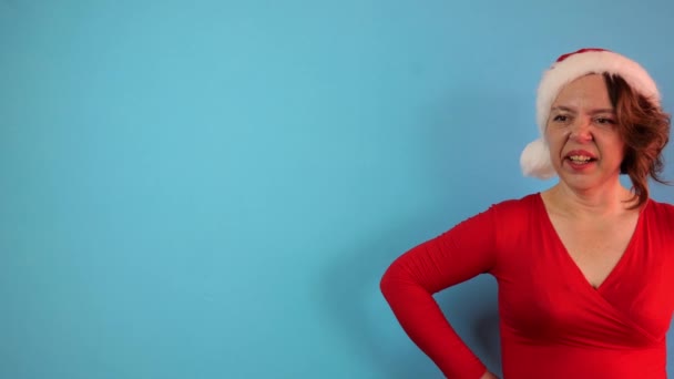 Uma Mulher Adulta Com Casaco Vermelho Chapéu Ano Novo Fundo — Vídeo de Stock