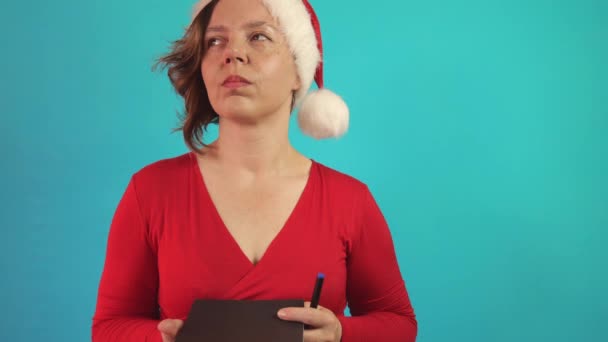 Roztomilá Čtyřicetiletá Žena Červeném Svetru Novoroční Čepici Drží Ruce Papírový — Stock video
