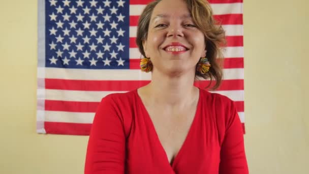 Veselá Čtyřicetiletá Žena Červeném Svetru Pozadí Americké Vlajky Zdi Zpomalený — Stock video
