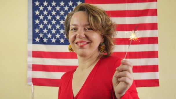 Retrato Uma Mulher Alegre Com Brilhos Fundo Bandeira Dos Eua — Vídeo de Stock