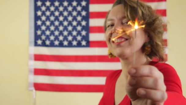 Retrato Alegre Uma Mulher Com Brilhos Fundo Bandeira Dos Eua — Vídeo de Stock